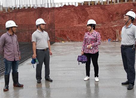 韋桂華、周善學(xué)到龍嶺大道三期項(xiàng)目調(diào)研