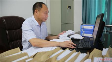 初心不改　本色不褪——記廣西勤廉榜樣、河池市紀(jì)委副書記、監(jiān)委副主任黃振林