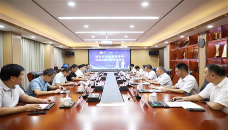 覃振華與鹿寨縣委副書(shū)記、縣長(zhǎng)楊毅舉行工作會(huì)談