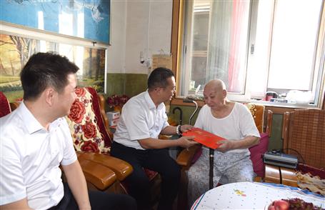 覃振華、賴海標國慶節(jié)前慰問離休老干部