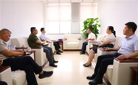 覃振華與柳北區(qū)委書記、區(qū)長(zhǎng)石中華舉行工作會(huì)談